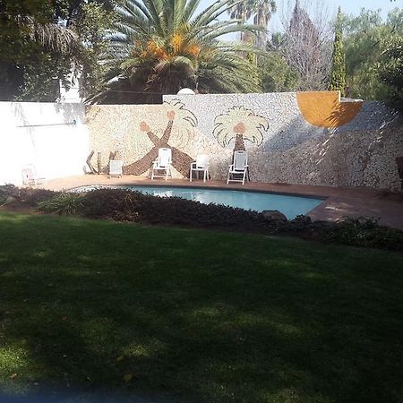 Rosebank Lodge & Backpacker Joanesburgo Exterior foto