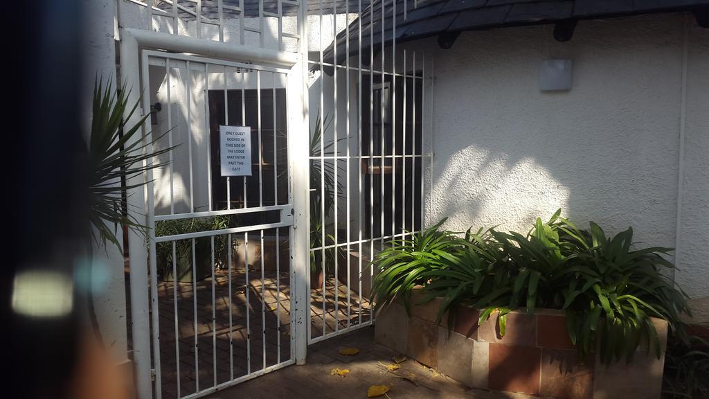 Rosebank Lodge & Backpacker Joanesburgo Exterior foto
