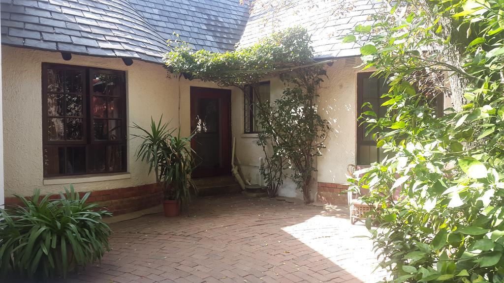 Rosebank Lodge & Backpacker Joanesburgo Exterior foto
